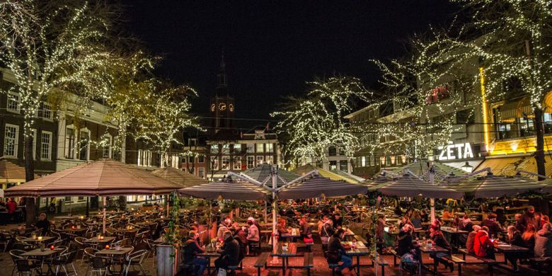 Party favelas in full swing on the Grote Market, in The Hague