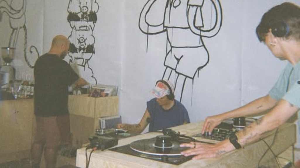 kreuzberg-winkel-pleasure-patterns-beroofd-van-helft-dj-materiaal