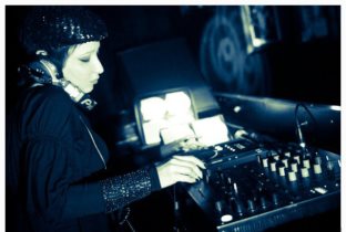 Simona Gee · Artist Profile