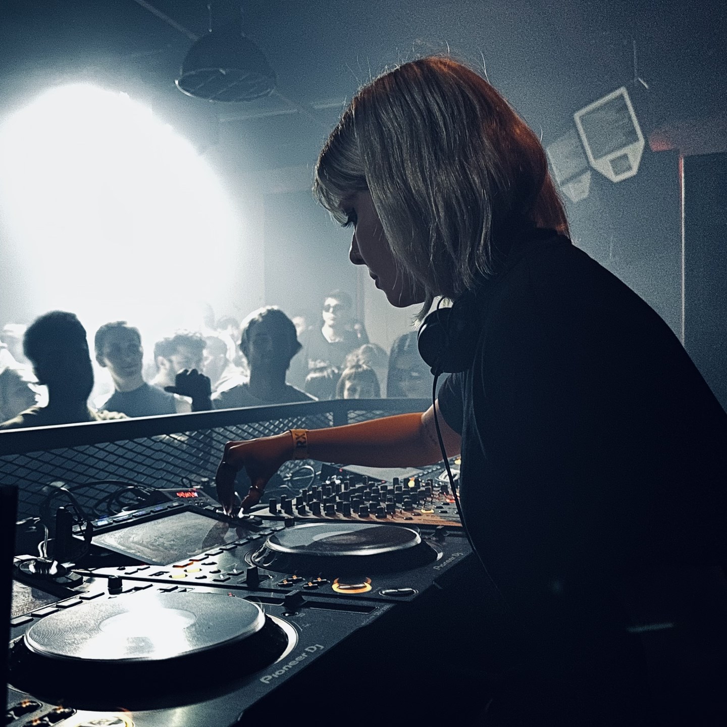 ABEILLE · Artist Profile