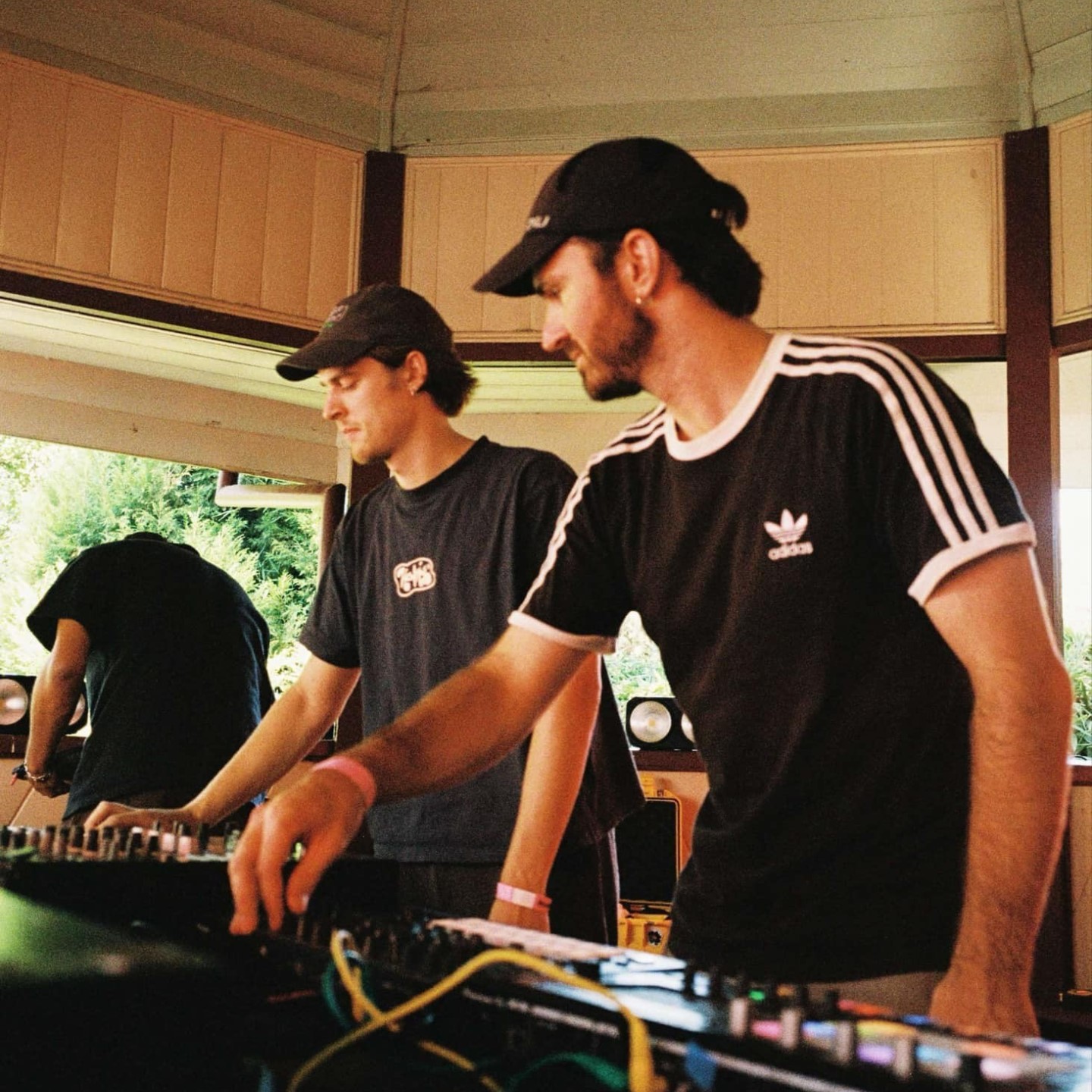 Chinese Laundry Invites Headhunters [GUY CONTACT & SOLAR SUITE] + Amotik [DE]
