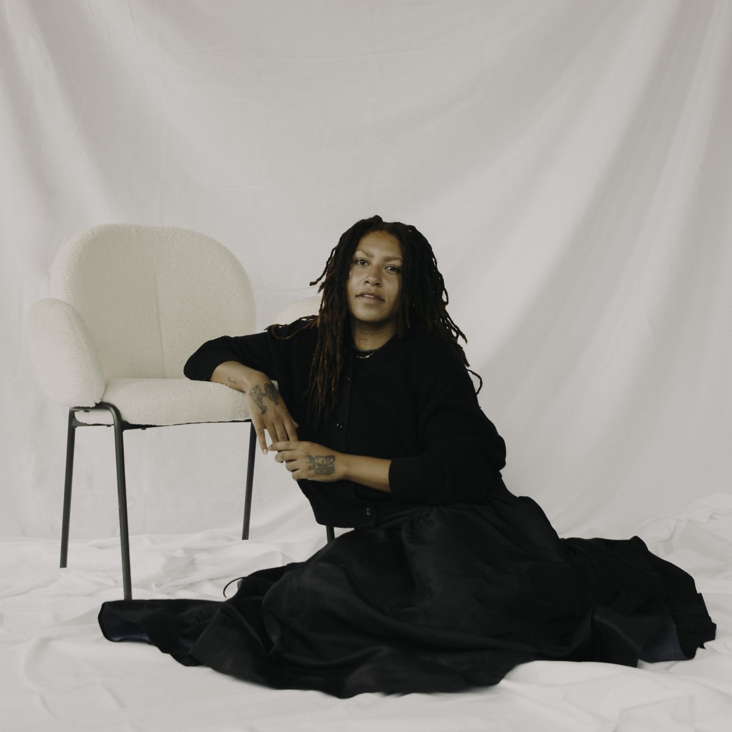 Izzy Holmes · Artist Profile