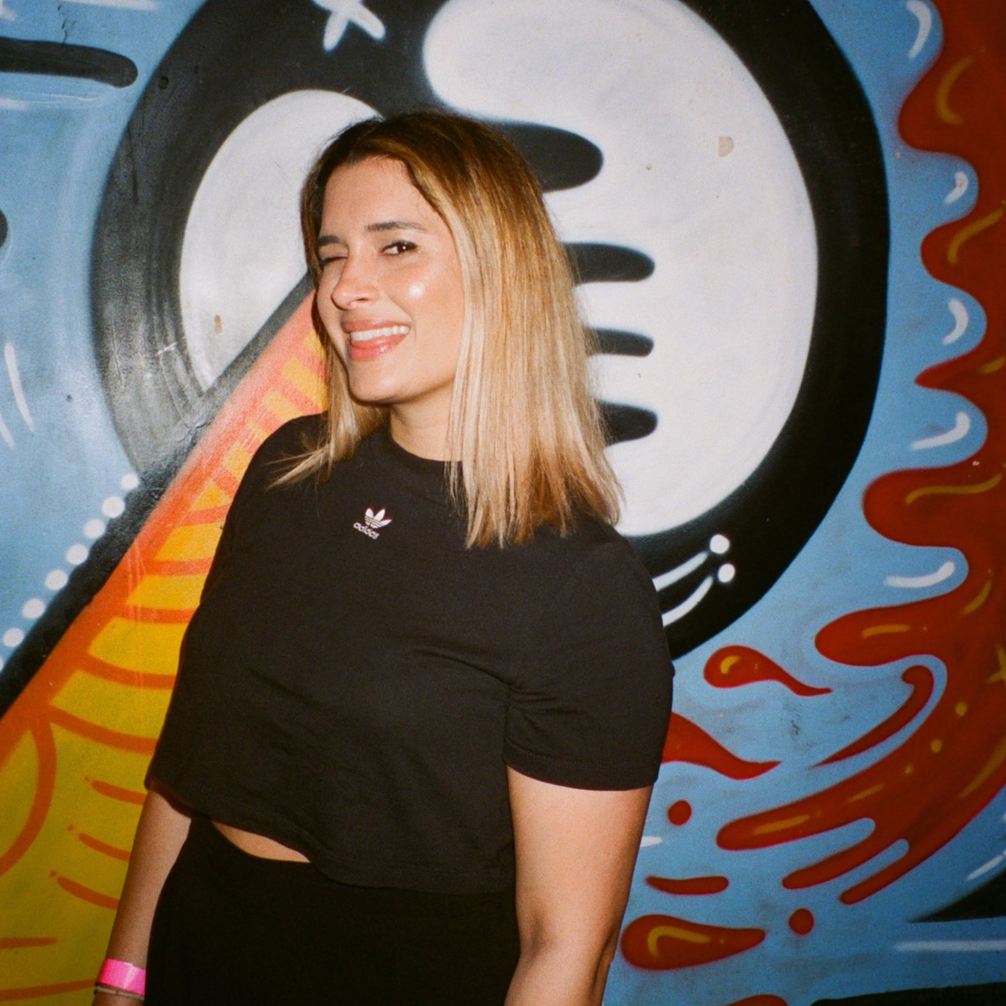 SABRINAページ Sabrina Carpenter rocks iconic Biggie sunglasses for Versace's